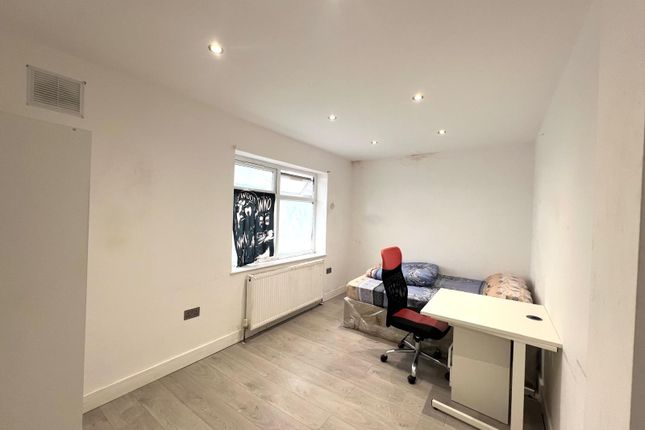 9, Bexhill Close, FELTHAM photo 4