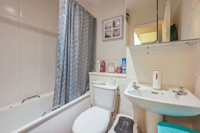 1-bed flat on Horseferry Road, Limehouse, £275,000