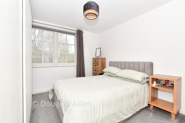 27, Gainsborough Close, Basildon photo 3