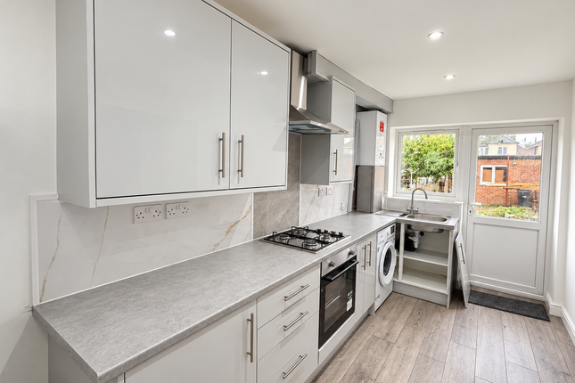 Oakwood Avenue, Southall photo 3