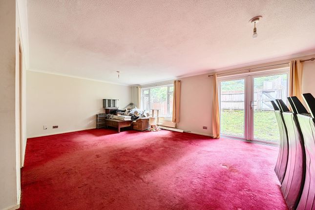 Young Crescent, Berkshire photo 3