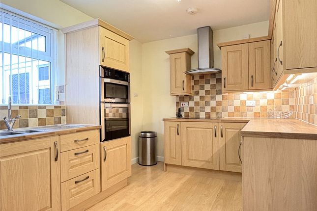 8, Sholver Lane, Oldham photo 3