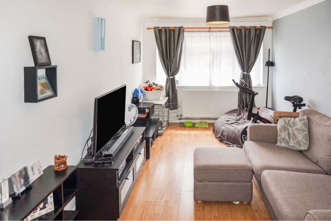 Thumbnail Flat for sale in Castle Walk, Didcot