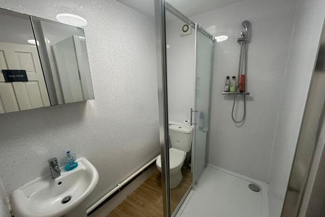 Room 3 - Ensuite, 201 Noor Court, Raven Row, London photo 3