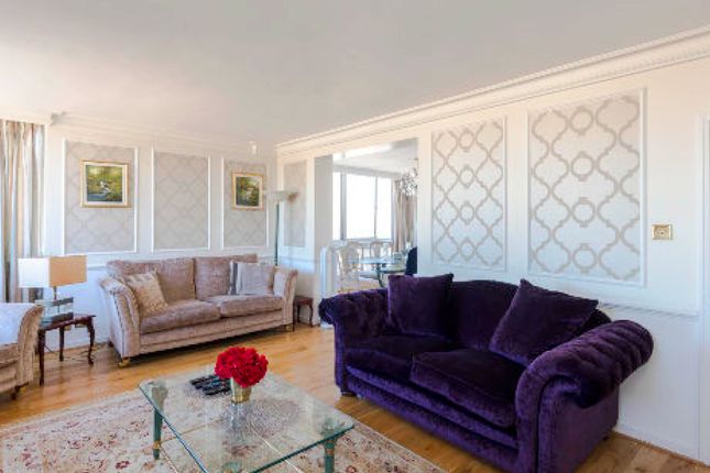 Flat for sale in Quadrangle Tower, Hyde Park