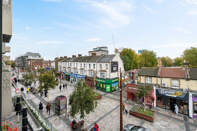 Flat for sale in Cleveland Park Avenue, London