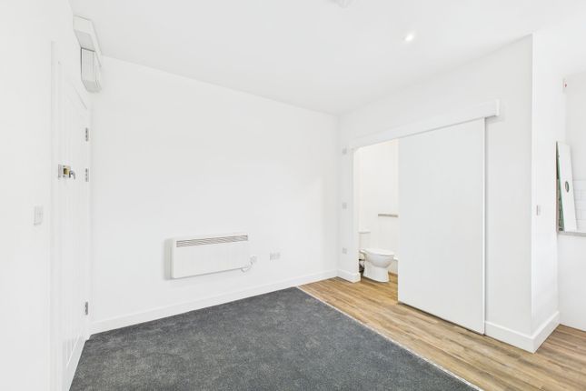 51b Victoria Road, Middlesex photo 2