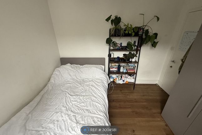 Room   Queenstown Road, London photo 2