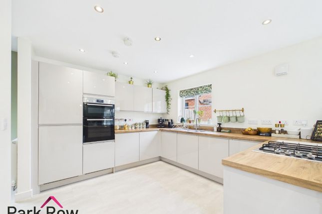 20, Gatekeeper Drive, Leeds photo 2
