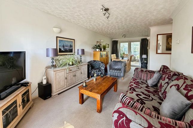 33, Calshot Way, Surrey photo 2