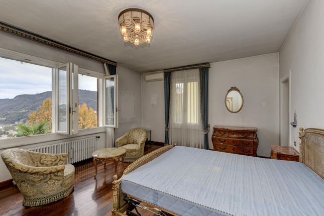 Terraced house for sale in Como, Lombardy, Italy