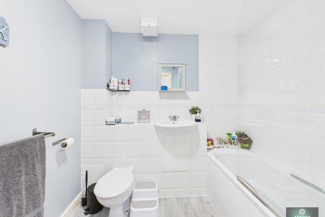 39, Rampling Court, Commonwealth Drive, Crawley photo 4