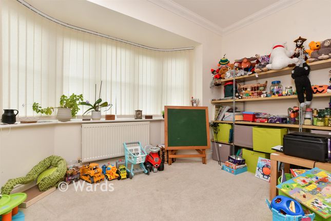 2, Walnut Close, Broadstairs photo 4