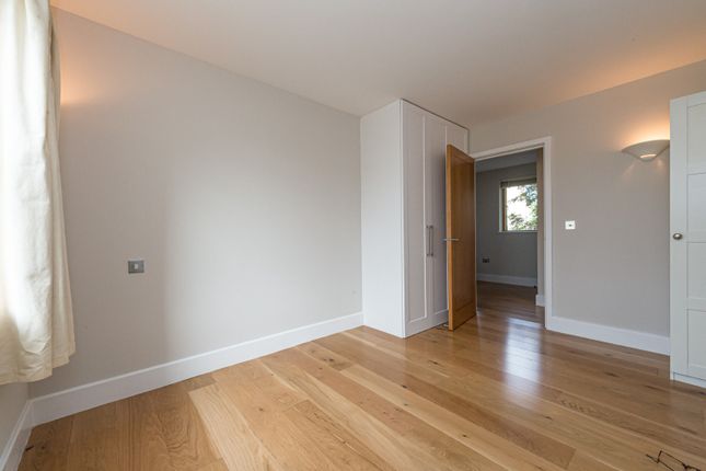 Flat to rent in Trinity Crescent, Balham, London