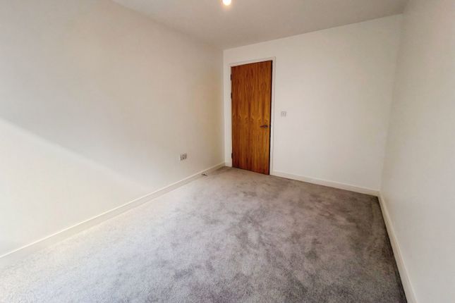 270, Grant Court, Salford photo 5