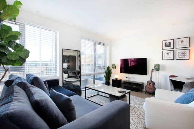 Flat for sale in Constance Court, Chatfield Road, Battersea, London