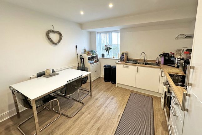 Flat 2, Hatch House,, Station Road, Lymington photo 4
