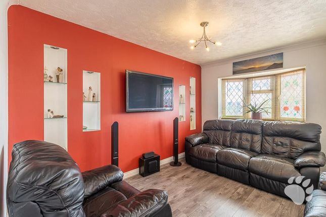 8, Downs Grove, Basildon photo 2