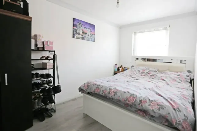 Dersingham Avenue, London photo 3