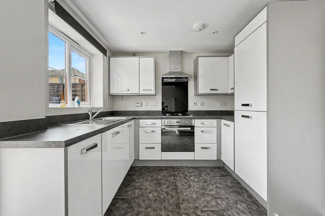9, Dinton Close, Swindon photo 3