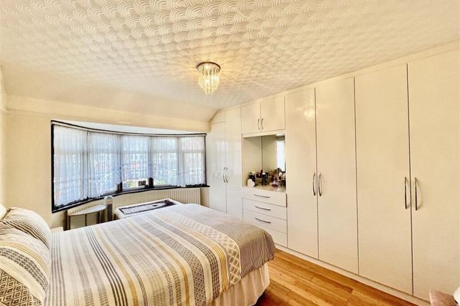 13 Blossom Waye, Hounslow photo 3