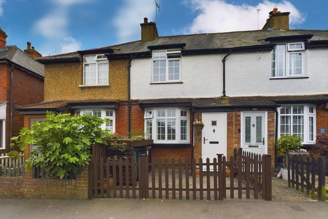 Thumbnail Terraced house for sale in Sandlands Road, Walton On The Hill, Tadworth
