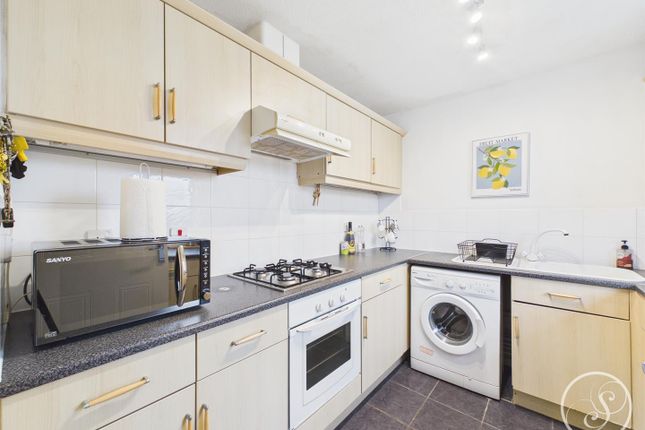 46, Laurel Hill Way, Leeds photo 3