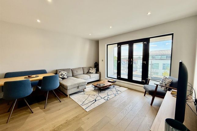 Flat 8, Woodridge House, Jubilee Gardens, Southall photo 4