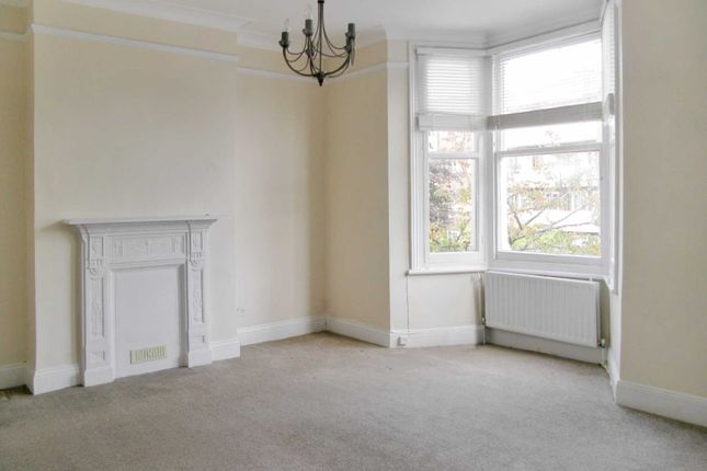 First Floor Flat, Brewster Gardens, London photo 3