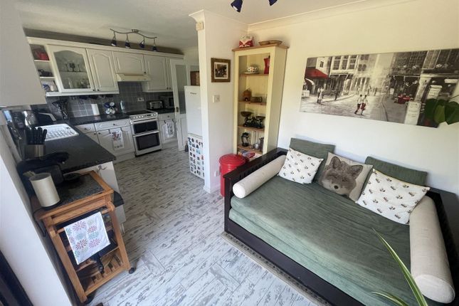 2, Charlton Close, Crewkerne photo 2