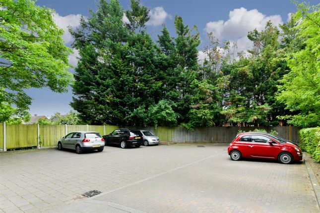 Flat for sale in Queens Court, Revere Way, Ewell