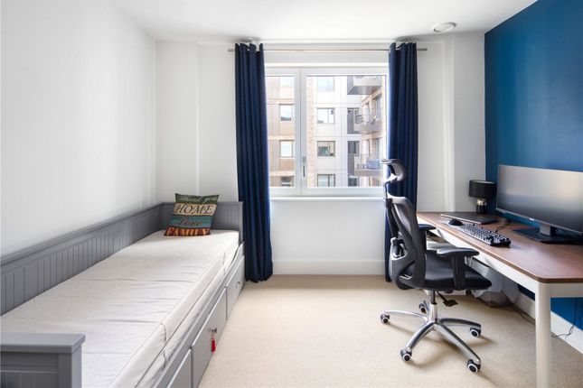 Flat to rent in Quartz Apartments, Moulding Lane, London