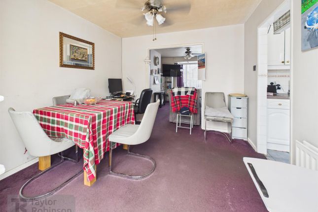 19, Rother Crescent, Crawley photo 4