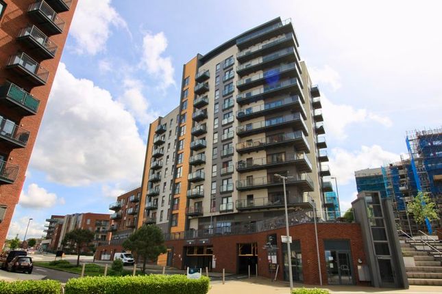 Flat for sale in Centenary Plaza, Southampton