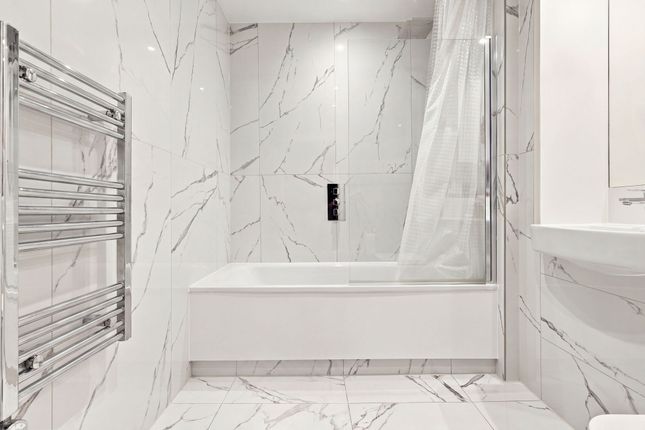 Flat 405, Avalon Point, London photo 3