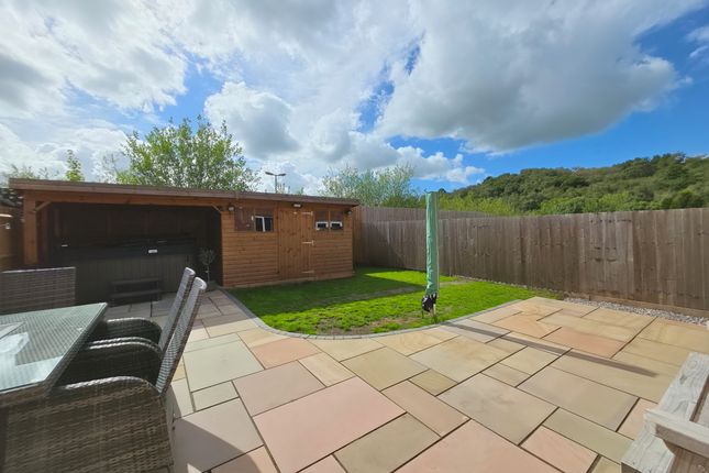 16, Bunkers Hill, Stoke-on-Trent photo 4