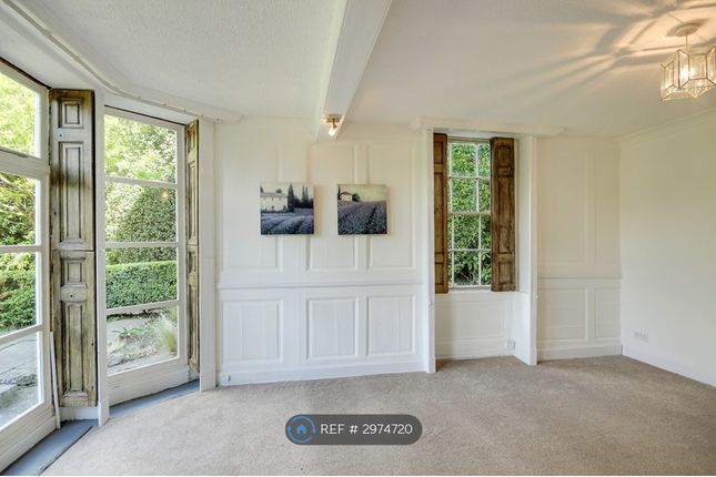 Flat, Station Road, Thames Ditton photo 4