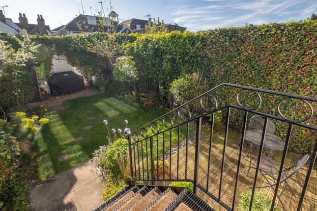 33, Harvest Lane, Thames Ditton photo 3