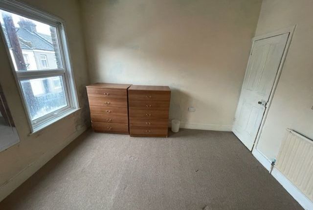 32 Whitby Road, Luton photo 2