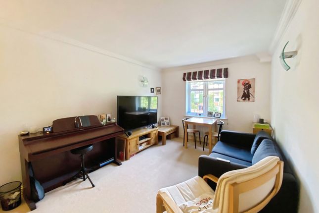 Flat 5,, Jenkins Court, Bagshot photo 2