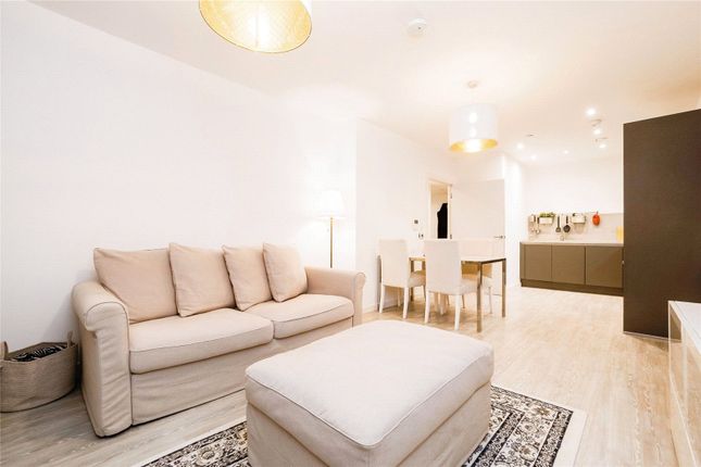 123, Chamberlain Court, London photo 4