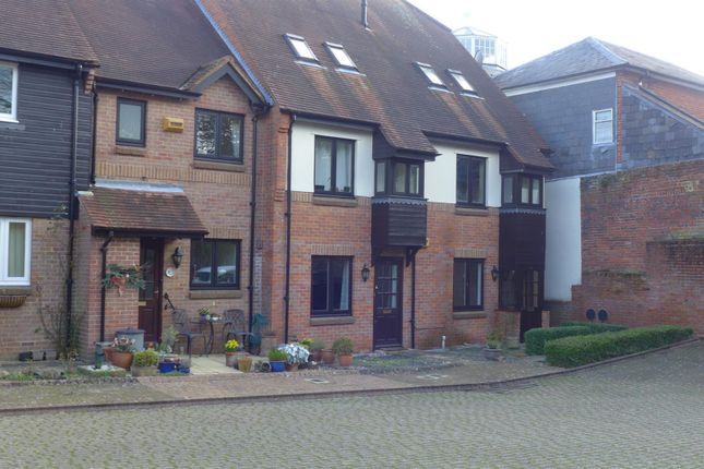 Terraced house to rent in Thornhill Close, Amersham