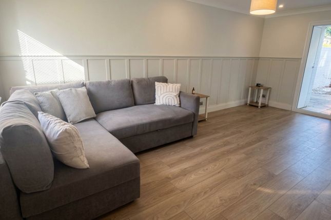 7, Burnell Walk, Brentwood photo 2