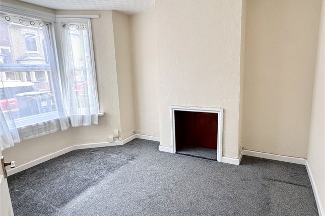 33, Rayfield Grove, Swindon photo 3