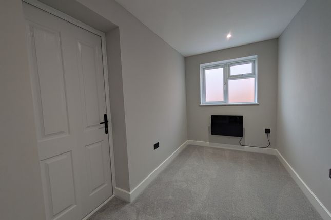 Flat D, Horley photo 3