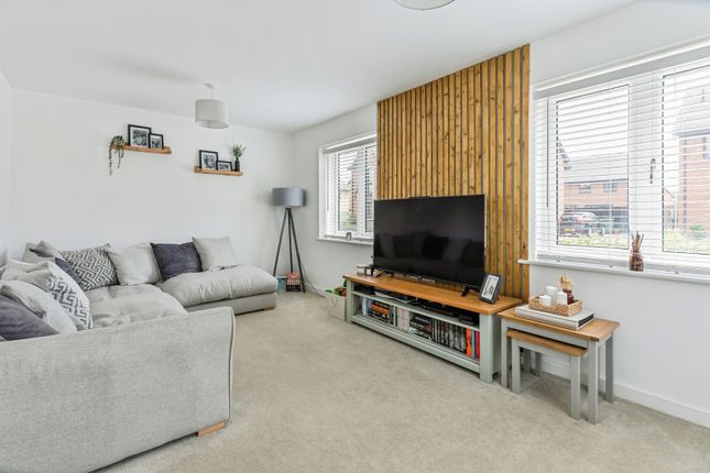 53, Lysons Close, Huntingdon photo 3