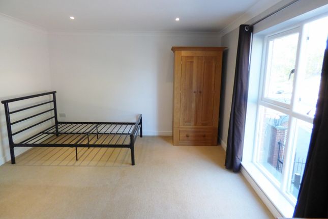 Flat 13, Royal Swan Quarter, Leret Way, Leatherhead photo 3