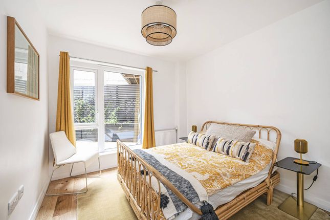Thumbnail Flat for sale in Cresset Road, Hackney, London
