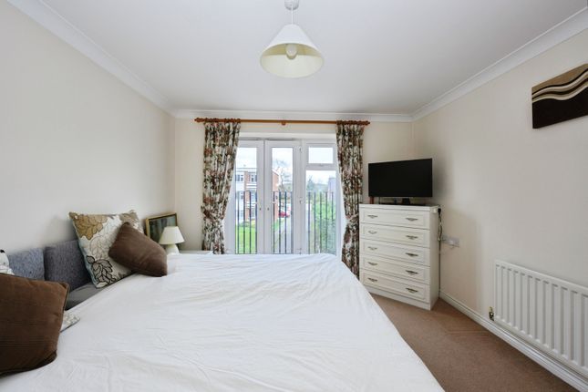 2-bed flat on Flat 37, Holmesdale Manor, 89, Ladbroke Road, Surrey, £260,000