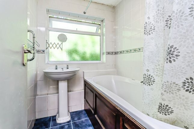 16 Trenholme Court,, Beechwood Road, Surrey photo 4